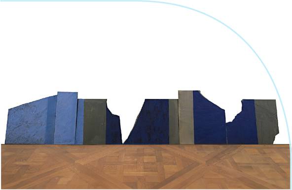 Merrill Wagner 1986年的作品《峽谷》在石板上創作，不同大小與形狀的黑色石板碎片依靠在約6米長的牆壁，讓人聯想起峽谷的形態。（藝術家及卓納畫廊提供）