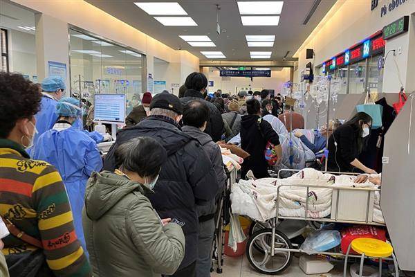 上海復旦大學附屬中山醫院急診部1月3日擠滿患者。路透社