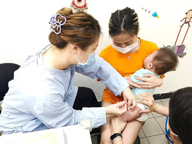 衛生局提醒家中幼兒，按時接種水痘疫苗。（記者徐義雄攝）