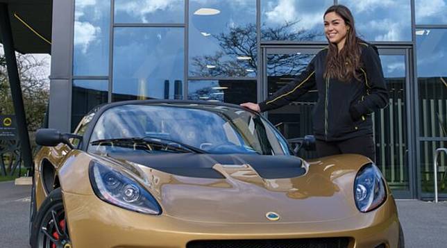 Lotus Elise 最後一輛車，交付給 Lotus 前董事長 Romano Artioli 的孫女 Elisa Artioli，車名靈感就是來自於他的名字。