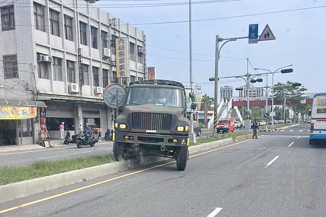 陸軍23歲陳姓女士官駕駛大型軍車，轉彎失控開上安全島，還撞歪反光鏡，所幸無人傷亡。翻攝fb我是頭份人