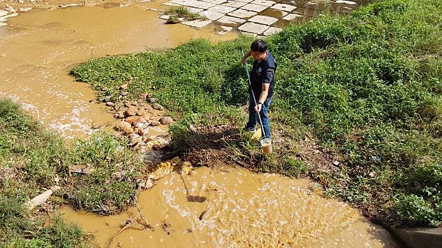 南崁溪近三民段99地號發生多起營建工地排放黃泥水污染。圖：環保局提供