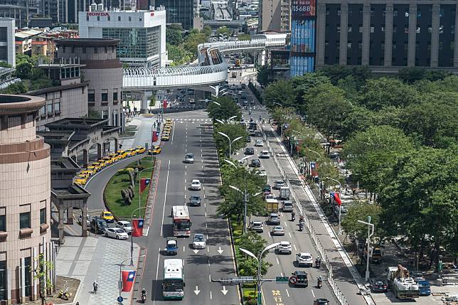 圖為新北市政府市民廣場、板橋車站、客運轉運運站周邊的道路以及捷運環狀線軌道。（攝影／陳曉威）