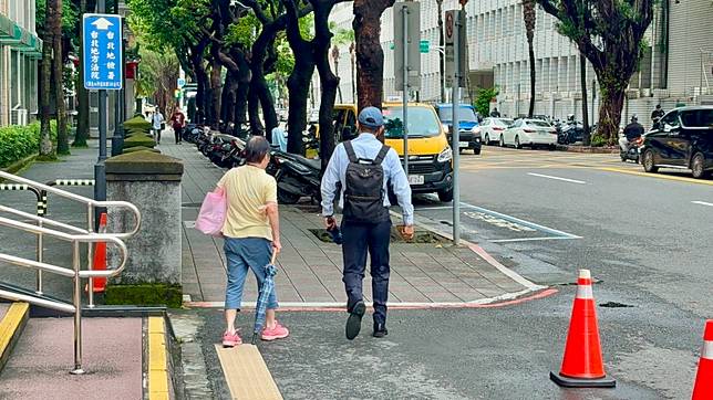 張浩銘（黑色背包）開完庭後，向媒體點頭便低調離開，未接受採訪。白廷奕攝