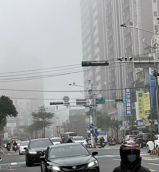 受華南雲系影響，今日台中以北地區濕度較高，有濃霧或低雲現象，能見度「不到200公尺」。 圖：民眾／提供