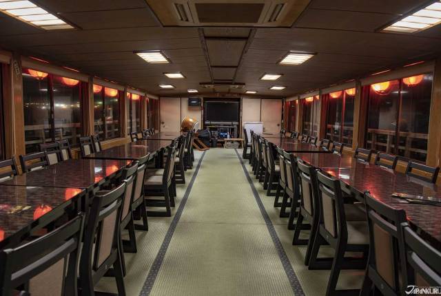 
<p>其中最推薦的的就是搭乘屋形船一邊聽解說，一邊近距離看清楚每個工廠的特色，想要體驗的人請一定要記得事先預約，現場是無法購票的唷！</p><p>
</p><p>
<b>屋形船開放時間：</b></p><p>
3月 - 9月 18:20 集合 ／ 18:30 開船</p><p>
10月 - 2月 17:20 集合 ／ 17:30 開船</p><p>
</p><p>
相關連結與預定<a href=