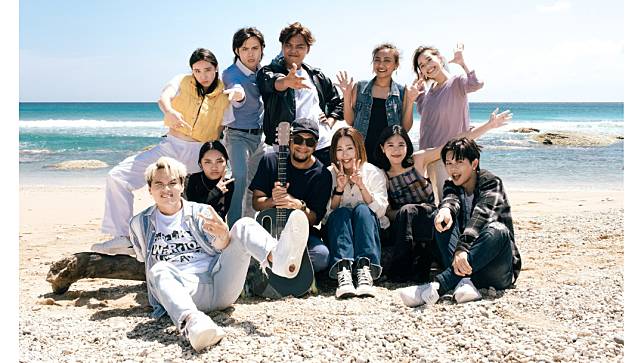 張震嶽（左三起）和米非與8組音樂新秀奔墾丁拍〈等待南風〉MV。滾石唱片提供