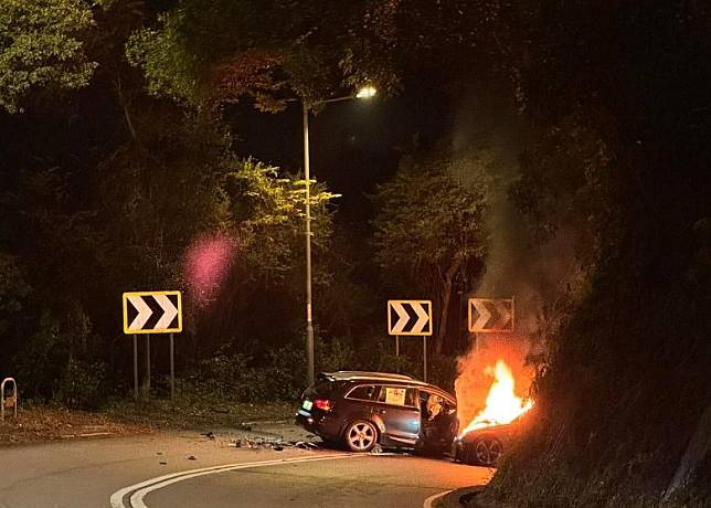 私家車意外後車頭起火。