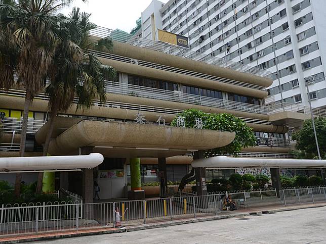 男子懷疑由商場天台高處墮下，送院後證不治。(資料圖片)