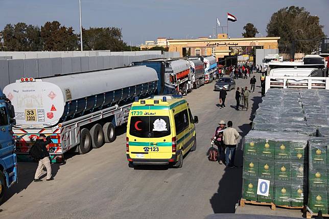 Aid trucks wait to enter Gaza at the Egyptian side of the Rafah border crossing on Jan. 19, 2025. (Xinhua/Ahmed Gomaa)