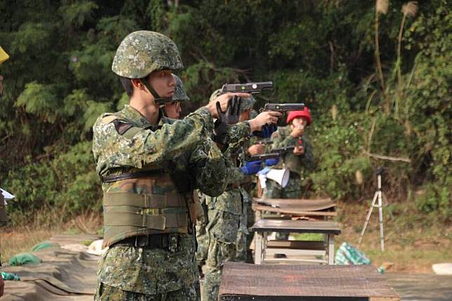 新北後備旅上午打靶，營長執行手槍射擊訓練，發生中槍意外。此為手槍打靶示意圖，非新聞當事人。(資料照，翻攝中華民國陸軍臉書)