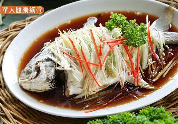 吃魚好消化又營養，4大族群最適合吃魚！營養師：要避免「3部位」