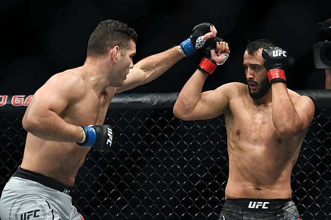 Dominick Reyes (red) defends against Chris Weidman (blue) in their light heavyweight bout during UFC Fight Night at the TD Garden. Photo: Bob DeChiara-USA TODAY Sports