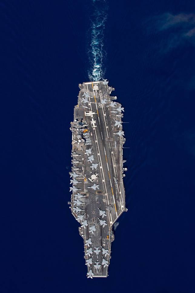 駐日美國海軍司令部26日在推特發布訊息，指航空母艦「卡爾文森號(CVN-70)」即將抵達日本橫須賀港。   圖：翻攝 在日米海軍司令部推特