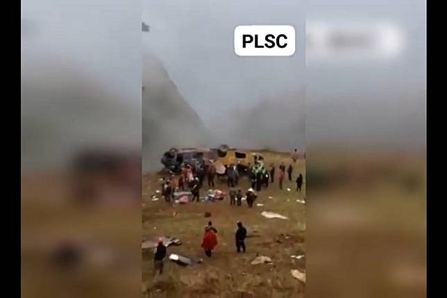 祕魯公車墜入300公尺深山谷。（湯森路透）