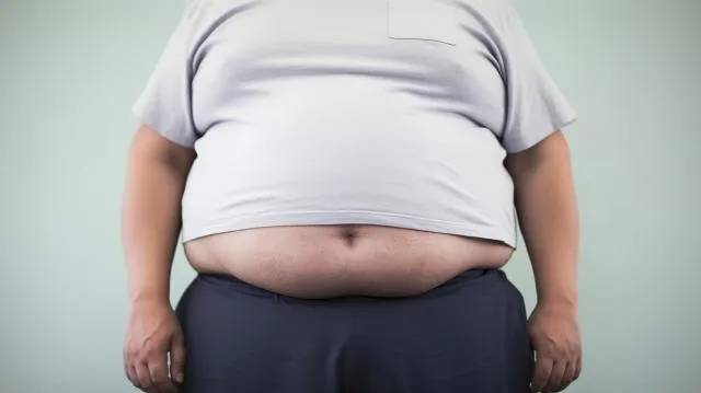一名35歲男在科技業工作，因工時長、缺乏運動，導致身形肥胖，體重高達112公斤，腰圍超過100公分。（示意圖／photoAC）