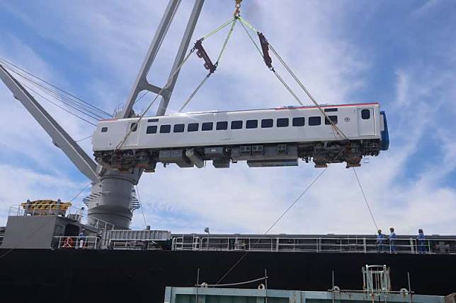 台灣向日本訂購EMU3000型城際車輛27日已吊掛上船。（取自劉櫂豪臉書）