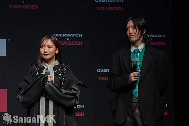 YOASOBI ikura(左)、Ayase(右)