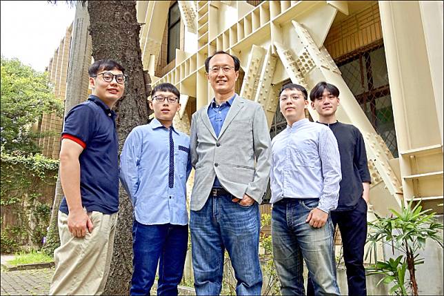 台北科技大學特聘教授宋裕祺(中)在教學、研究、實務各方面，多年來致力培育土木人才。(北科大提供)