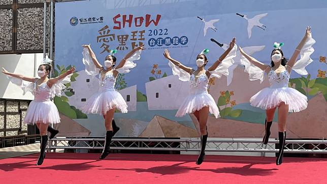 崑山科大時尚展演事業系學生在「台江黑琵季」展演黑琵舞。（記者陳治交攝）