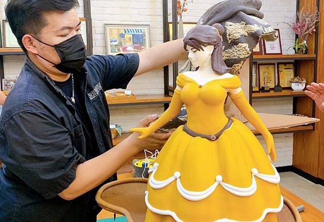 世界藝術麵包賽台灣隊奪冠作品「美女與野獸」，目前在新社區明妮烘焙屋展出。（記者陳金龍攝）