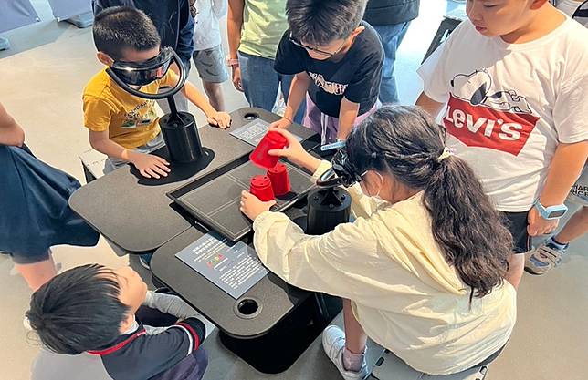 衛生局理反毒「隆」總來「切中藥害-反毒超有梗」特展，首以AR、VR視覺實境體驗毒品危害。（巿府提供）