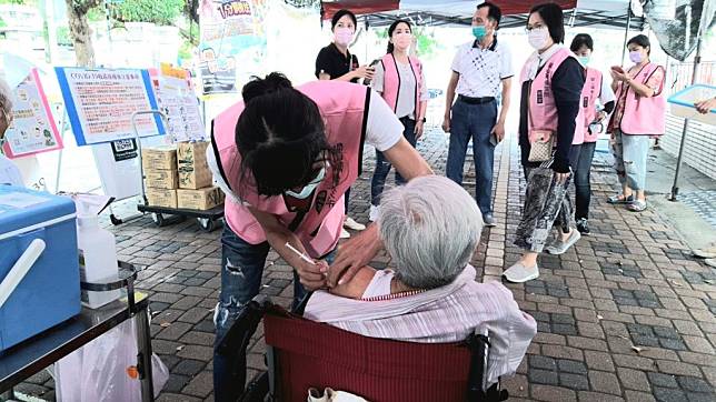 台東縣長者第二劑疫苗造冊開打，縣長饒慶鈴前往關山衛生所視察，感謝新上任洪醫師協助。（記者鄭錦晴翻攝）