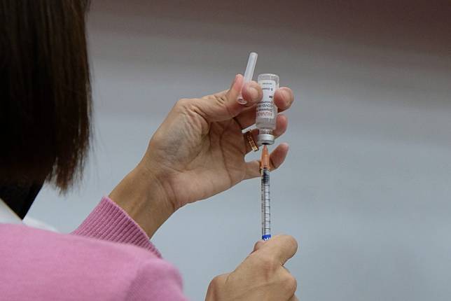 疾管署日前表示，Novavax XBB疫苗因供貨不及，北市各醫學中心陸續暫停預約接種。圖為Novavax XBB疫苗接種示意圖。（中央社）