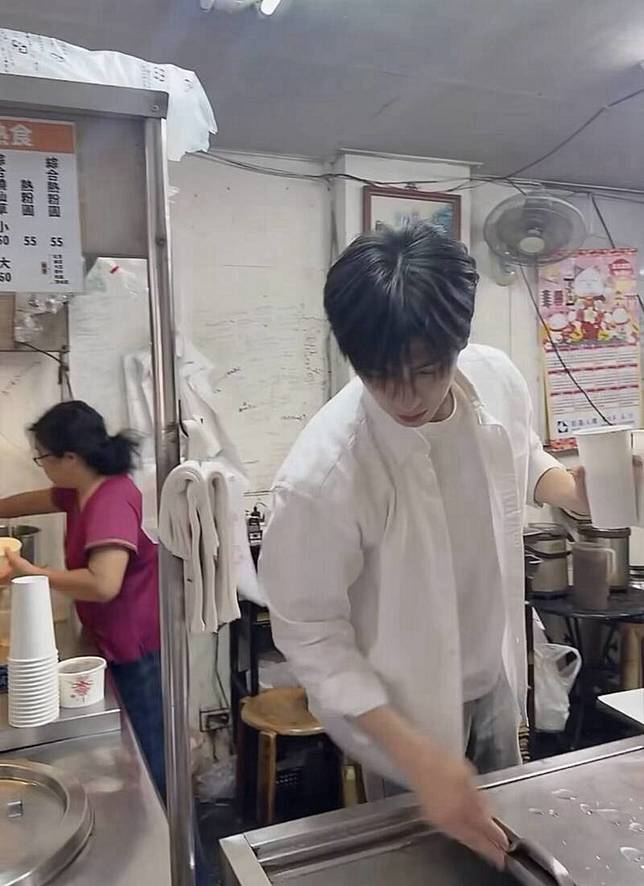 阿B 在阿姨和姨丈經營的粉圓店幫忙，未料因神似中國藝人張凌赫而引發網友暴動。(擷取自threads@bben89)