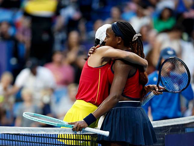 Coco Gauff &reg; of the United States hugs Zhang Shuai of China after the women's singles match in the United Cup quarterfinals in Perth, Australia, Jan. 1, 2025. (Xinhua/Ma Ping)