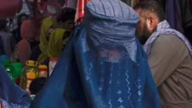 塔利班政權在2021年夏天接管阿富汗後，對婦女實行嚴格的規定，包括從頭到腳穿著長罩袍（burqa）。（圖／翻攝自《每日郵報》）