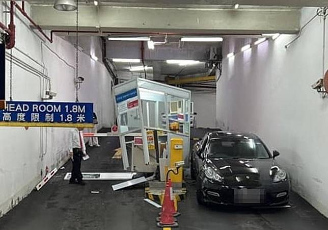 尖沙咀中港牌保時捷撞毀停車場繳費更亭，男司機涉酒駕被捕。(網上圖片)