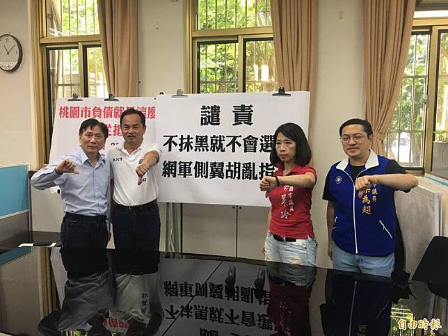 市議員吳嘉和(左二)批鄭市府欠債破千億元遭圍剿，國民黨團3位議員召開記者會聲援。(記者謝武雄攝)