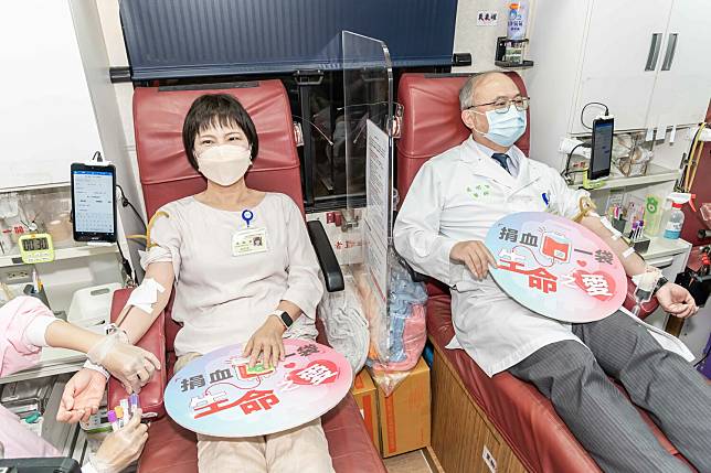受到疫情影響，台大醫院血庫庫存量僅剩1.5天，院長吳明賢(右)帶頭捐血。   圖：台大醫院／提供