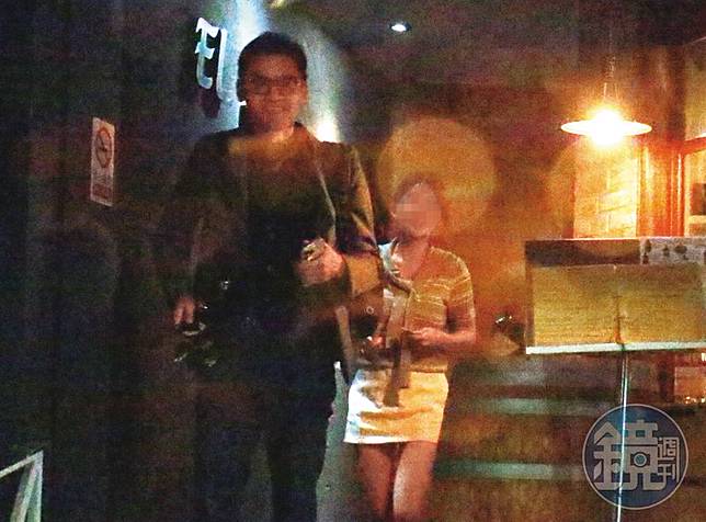 4/30，21：43，共進晚餐後，張軒銘（左）與吳女（右）離開餐廳。