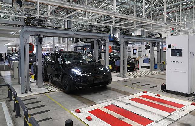 A Tesla electric vehicle undergoes electronic equipment testing before delivery at Tesla's Shanghai Gigafactory in east China's Shanghai, Dec. 22, 2023. (Xinhua/Fang Zhe)