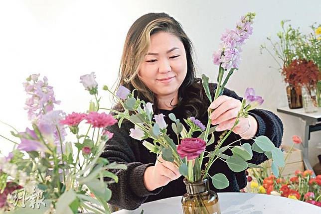故事為本——花藝師Emily Wong聆聽客人的故事，以花藝形式演繹當中動人細節。（賴俊傑攝）
