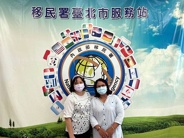 泰國新住民陳瑪莉(右)與印尼新住民邱喜春(左)在台一圓教師夢。(移民署提供)