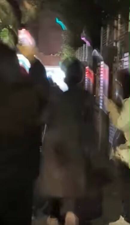 國民黨立委翁曉玲辦公室主任昨天深夜離開立院時，遭到數名女子包圍指控她偷拍，緊急找立法院駐衛警求救。(記者林欣漢翻攝)