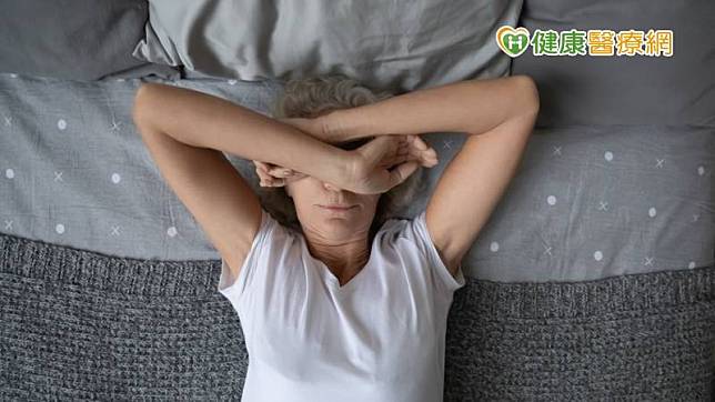 更年期的睡眠障礙可以透過滋陰清熱除煩的中藥來緩解，減少體內的燥熱感，使深睡期變得更長，進而改善睡眠質量。