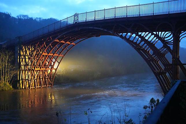 This photo taken on Nov. 28, 2024 shows a view of Ironbridge Gorge at dusk in Shropshire, Britain. (Xinhua/ Zheng Bofei)