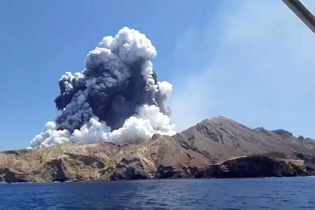 紐西蘭北島外海的「白島火山」，突然在9日下午噴發。（湯森路透）