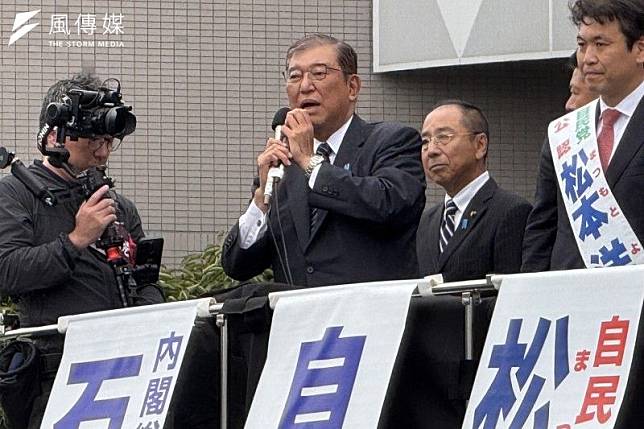 自民黨總裁石破茂（中）26日把握選前最後一天造勢，在東京連跑7場行程。（黃信維攝）