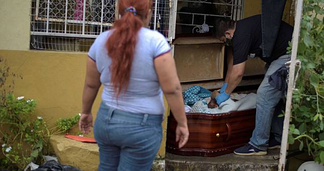 厄瓜多遺體滿到散躺路邊　家屬哭到淚乾…靜看親人「通通裝入紙箱棺」