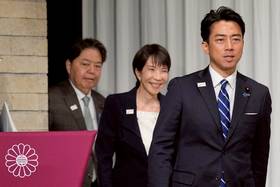 2025年9月23日，自民黨舉行黨魁競選記者會，參選的小泉進次郎（右起）、高市早苗、林芳正步入會場。路透社