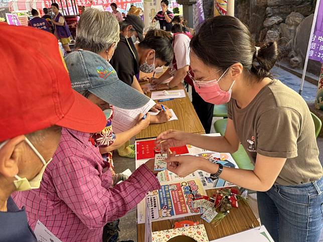 台中醫院政風室特別在端午節前夕，巧心設計一款「廉能粽香包」，把廉政宣導法條包進粽子形狀香包內。（記者陳金龍攝）