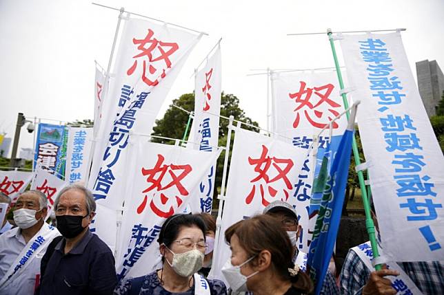 日本最高法院17日判決，日本政府對於福島核災災民要求的損害賠償不負法律責任。圖為提起訴訟的原告在最高法院附近示威。（美聯社）