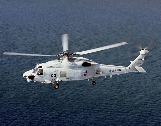 中國戰機日前在黃海國際水域上空發射照明彈，差點擊中另架澳洲海軍直升機。（示意圖非當事直升機／翻攝X@JMSDF_PAO）