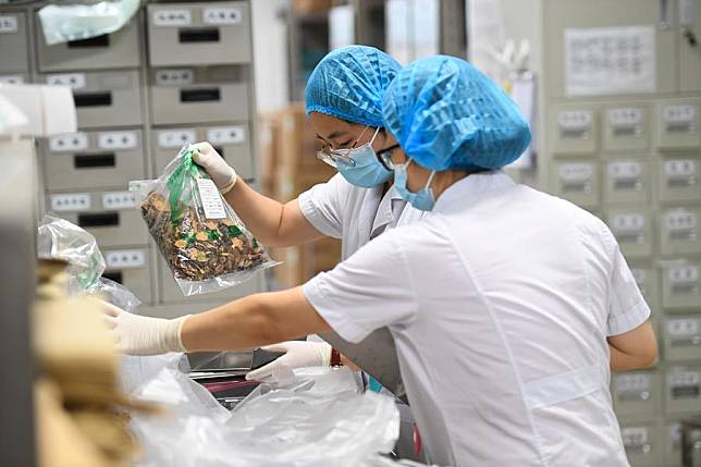Pharmacists of the Jiangning traditional Chinese medicine hospital prepare ingredients to produce traditional Chinese medicine (TCM) decoctions in Nanjing, capital of east China's Jiangsu Province, July 27, 2021. (Xinhua/Ji Chunpeng)