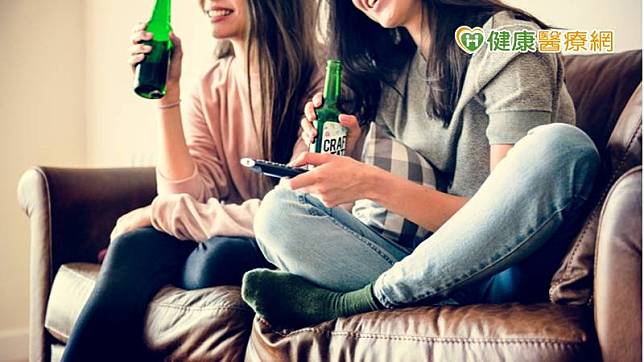青少年的大腦特別容易受到酒精的影響，若年輕就開始飲酒，較易發生有心理健康和神經認知問題，且可能持續到成年。